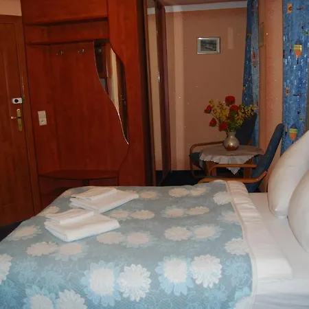 Europa לינה וארוחת בוקר 3*